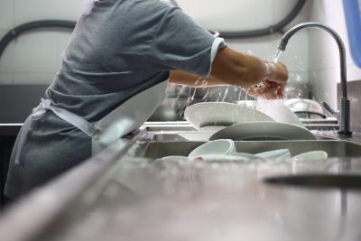 ung-dung-naoclean-rua-bat-dia-dung-cu-an-uong-tai-cac-nha-hang-khach-san