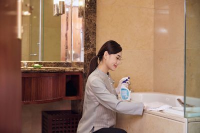 ve-sinh-buong-phong-voi-naoclean